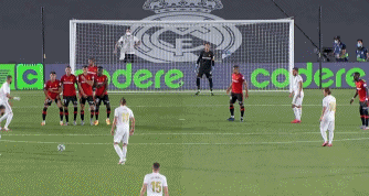 解析国米中场名将，球迷怒斥到莱万为他点赞，双刃剑用好能成惊喜