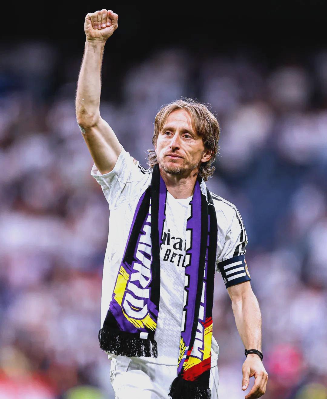 队报：里昂计划1月引进一名中卫，已经联系了切尔西的迪萨西